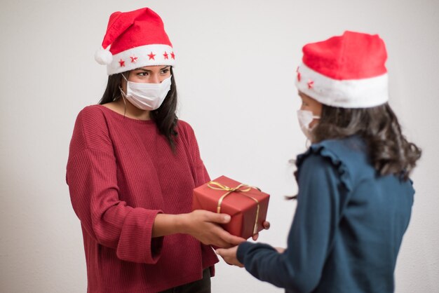 Jeune mère donnant un cadeau à sa fille