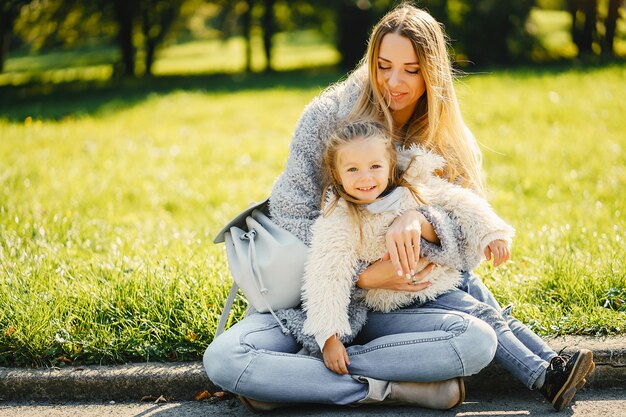 Jeune mère avec enfant en bas âge