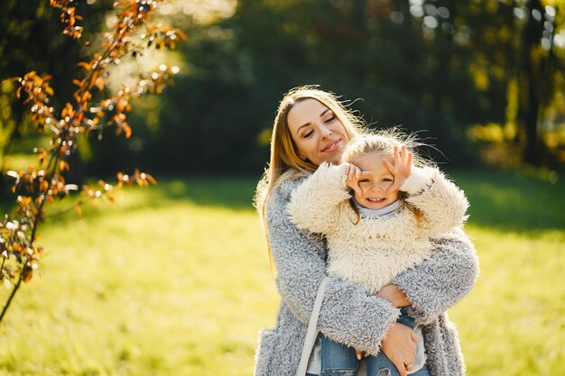 Jeune mère avec enfant en bas âge