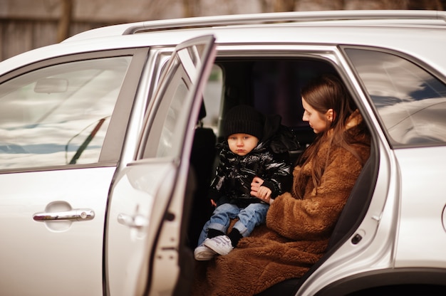 Jeune mère et enfant en voiture. Concept de conduite de sécurité.