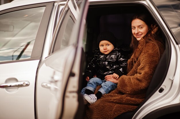 Jeune mère et enfant en voiture. Concept de conduite de sécurité.