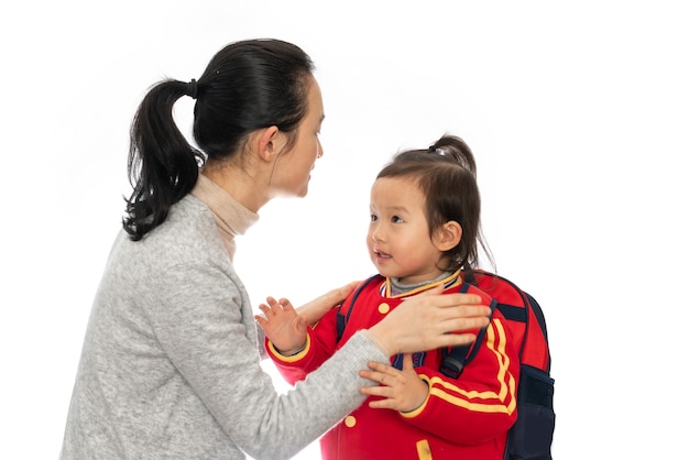 Une jeune mère envoie sa fille à la maternelle