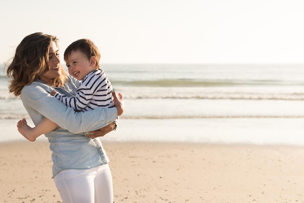 Jeune mère explorant la plage avec un tout-petit