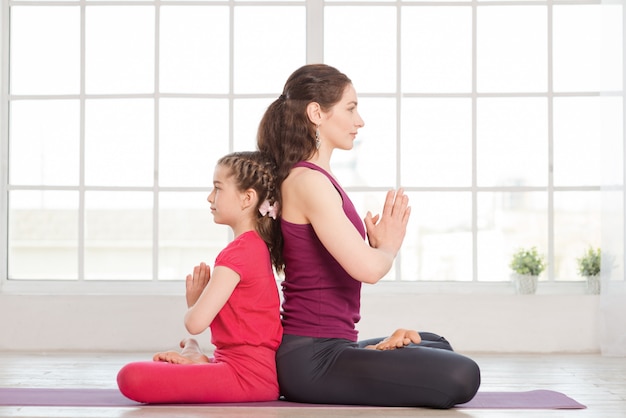 Jeune mère et fille, faire du yoga