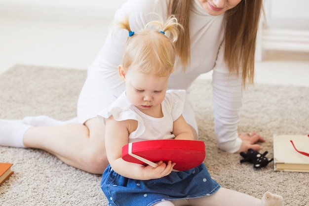 Jeune mère jouant avec sa petite fille à la maison