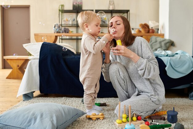 Jeune mère jouant avec son enfant