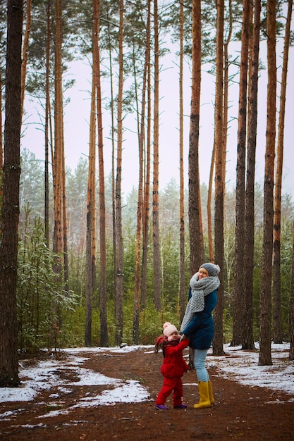 La jeune mère joue avec son bébé un jour d'hiver