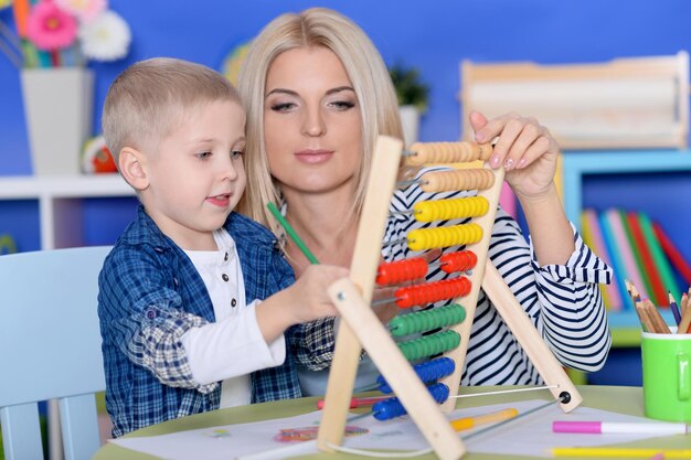 Jeune mère et mignon petit fils jouant