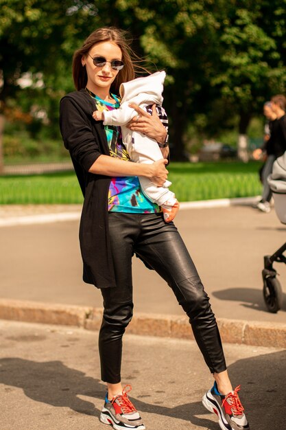 Photo jeune mère à la mode avec sa petite fille