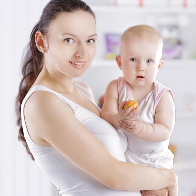 Jeune mère moderne avec un charmant bébé