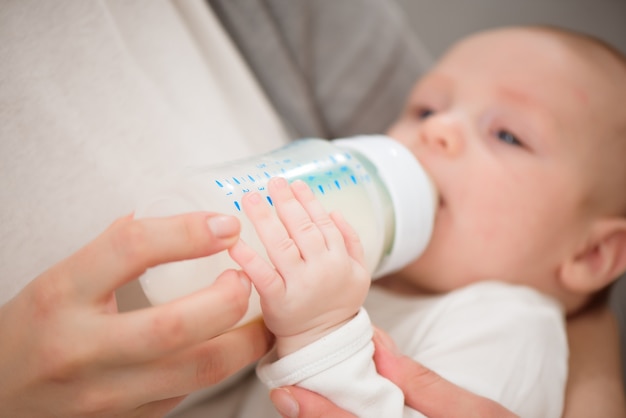 Jeune mère nourrit son enfant nouveau-né