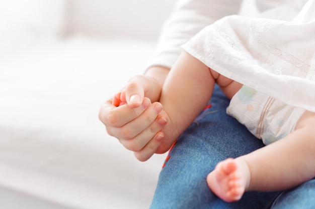 Jeune mère et nouveau-né dans une chambre blanche