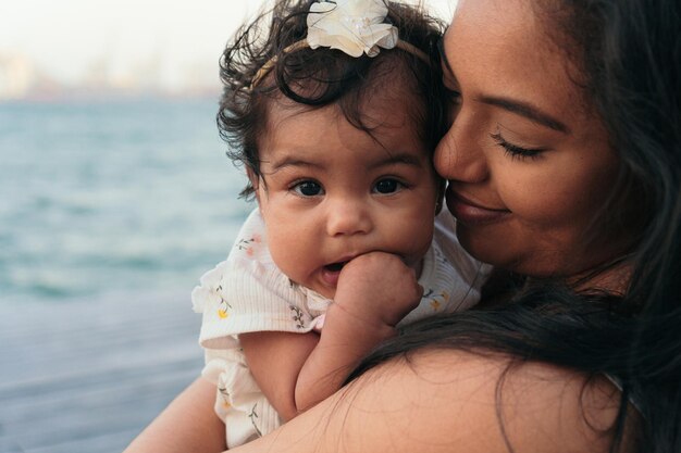 La jeune mère passe du temps avec son bébé