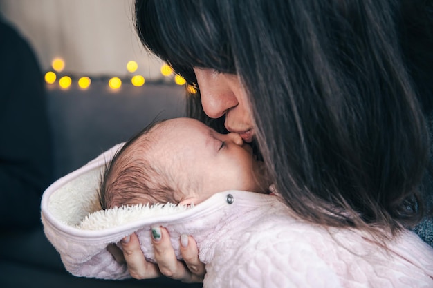 Une jeune mère avec une petite fille nouveau-née dans ses bras