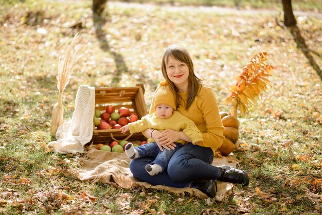 Jeune, mère, projection, bébé, feuilles tombées