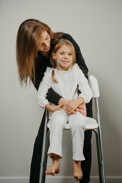 Jeune mère avec sa fille sur une chaise