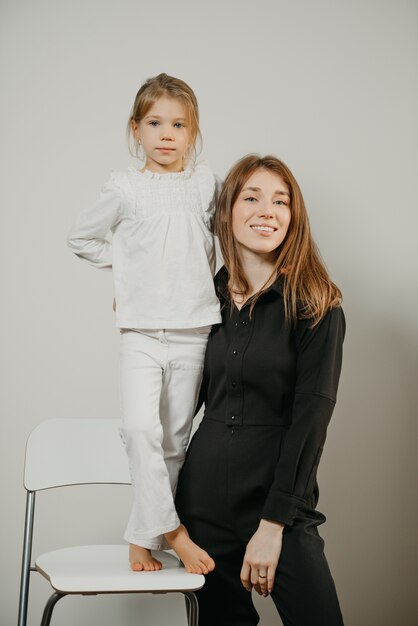 Jeune mère avec sa fille sur une chaise