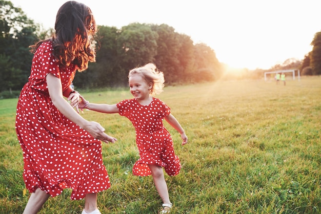 Jeune mère avec sa fille passant du temps dehors dans un si bel endroit