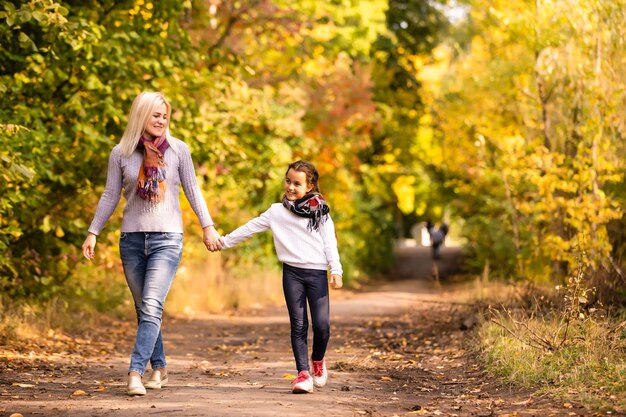 Jeune mère et sa petite fille s'amusent