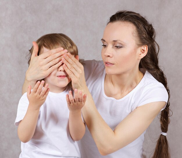 Photo une jeune mère avec son fils de 3 ans.