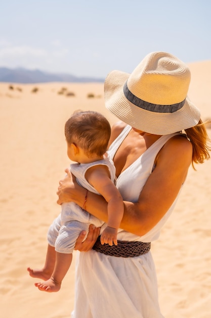 Jeune Mère Avec Son Fils Dans Les Dunes Du Parc Naturel De Corralejo Fuerteventura