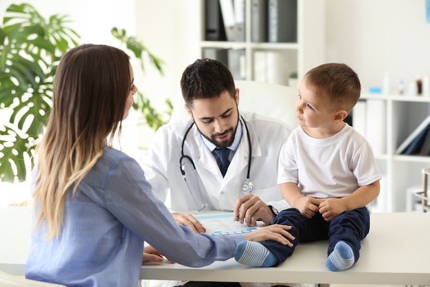 Jeune mère avec son petit fils visitant le docteur dans la clinique