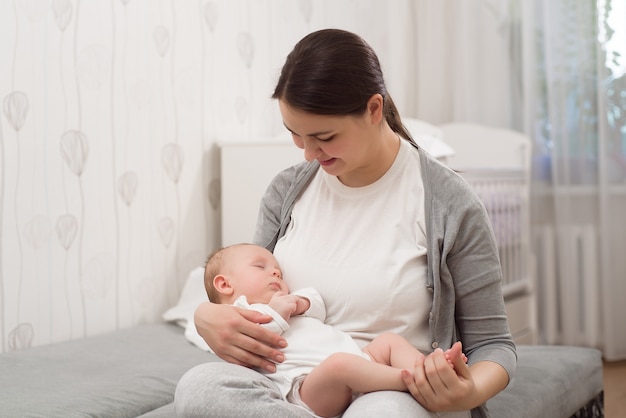 Jeune mère tenant son enfant nouveau-né.