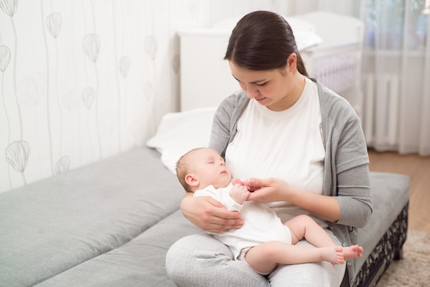 Jeune mère tenant son enfant nouveau-né.