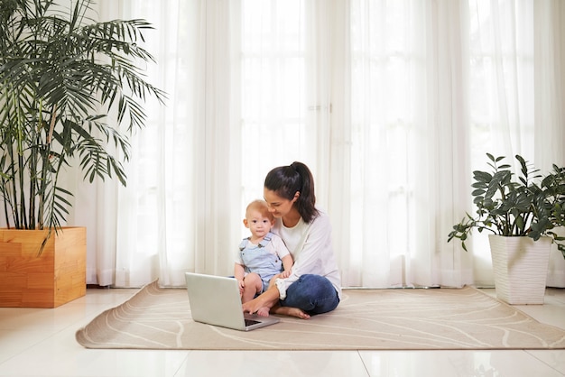 Jeune mère travaillant à domicile