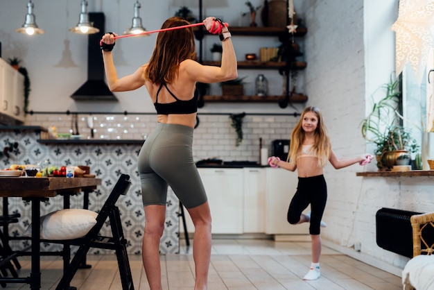 Jeune mère travaillant à la maison avec sa fille.