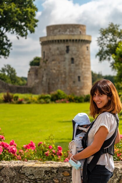 Une jeune mère visitant le château de la Hunaudaye est une forteresse médiévale, la Bretagne française. Monument Historique de France