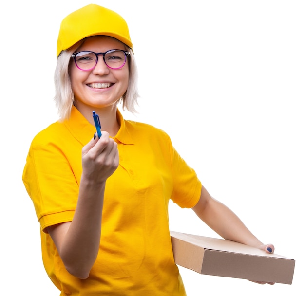 Jeune messagerie blonde avec des lunettes et un T-shirt jaune avec boîte et stylo dans ses mains sur blanc