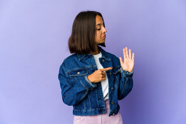 Jeune métisse femme souriante joyeuse montrant le numéro cinq avec les doigts.