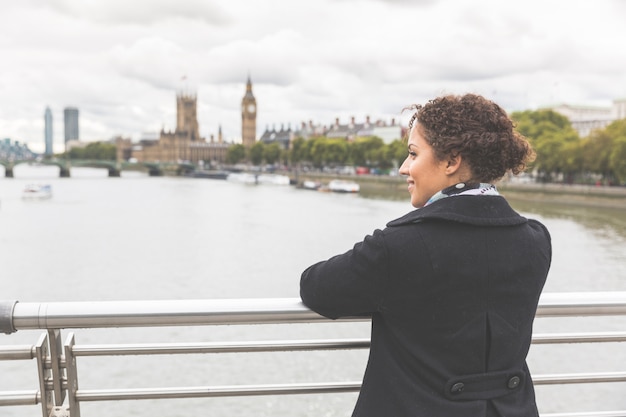 Jeune Métisse Sur Un Pont à Londres