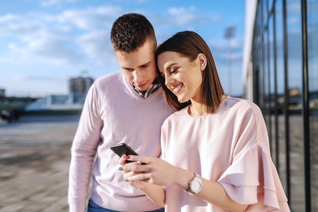 Jeune, mode, couple, debout, balcon, regarder, intelligent, téléphone