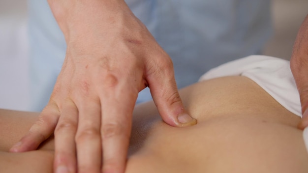 Jeune modèle femme modèle recevant un massage au spa - concept de soins de santé, gros plan