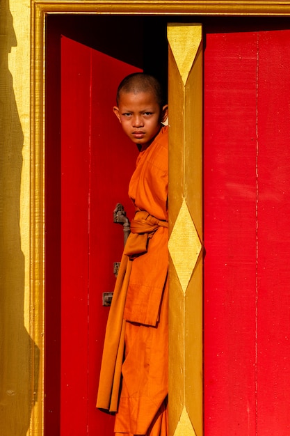 Jeune moine novice au parc historique d&#39;Ayutthaya