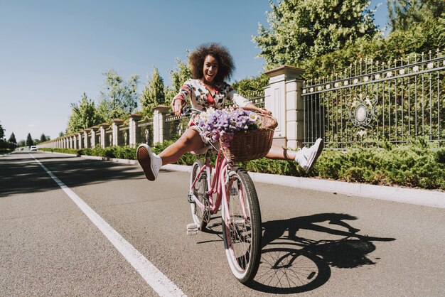 Photo jeune mulâtre et mode de vie actif sur route