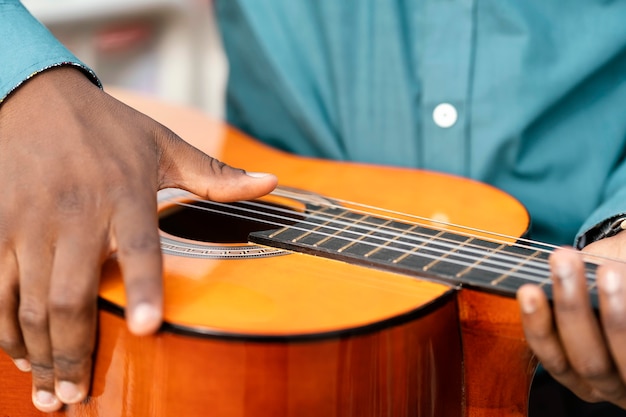 Jeune musicien célébrant la journée internationale du jazz