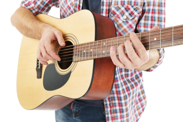 Jeune musicien avec guitare isolé sur blanc