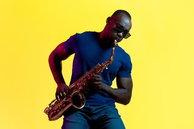 Jeune Musicien De Jazz Afro-américain Jouant Du Saxophone