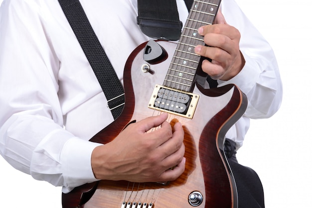 Jeune musicien jouant de la guitare, isolé