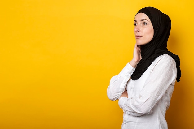 jeune, musulman, femme, dans, hijab, sourire, sur, a, fond jaune, bannière