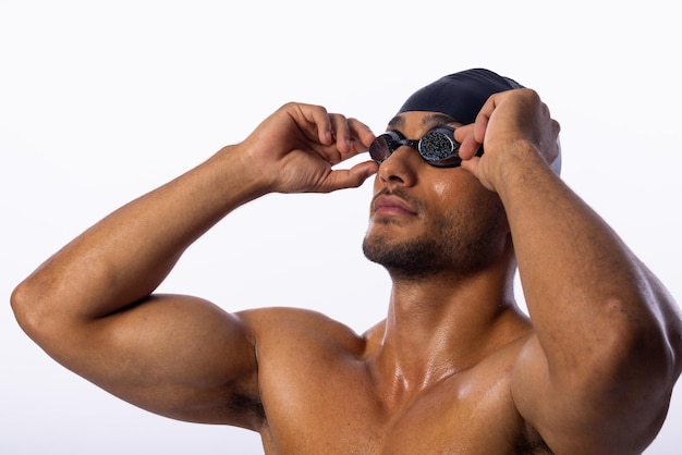 Photo un jeune nageur biracial ajuste ses lunettes de natation