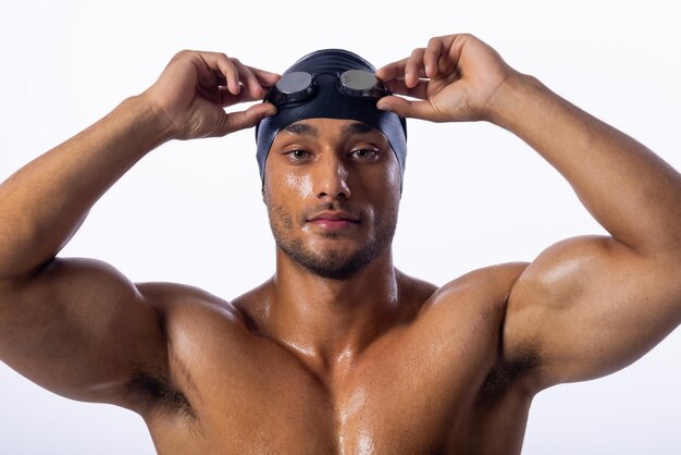 Un jeune nageur biracial ajuste ses lunettes de natation