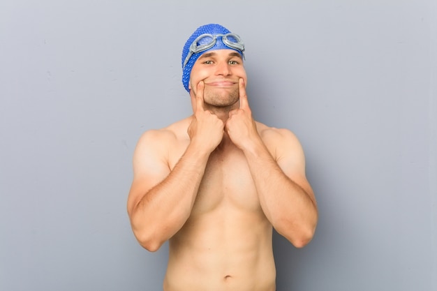 Jeune nageur professionnel doutant entre deux options.