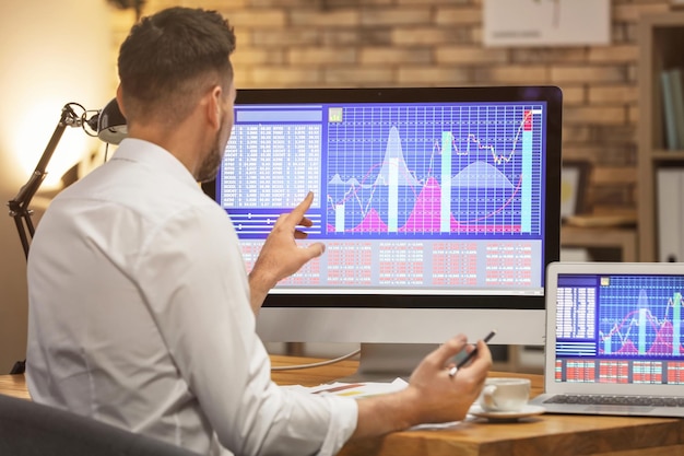 Photo jeune négociant en bourse travaillant au bureau