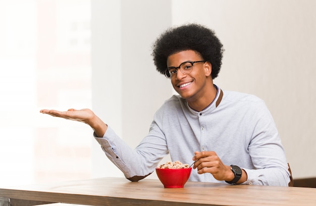 Jeune, noir, avoir, petit déjeuner, tenue, quelque chose, main