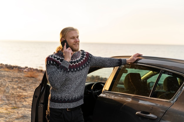 Jeune nomade numérique voyageant en hiver