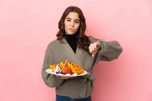 Jeune avec de la nourriture sur fond isolé